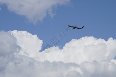 蓝天云上方的空中飞机背景图片