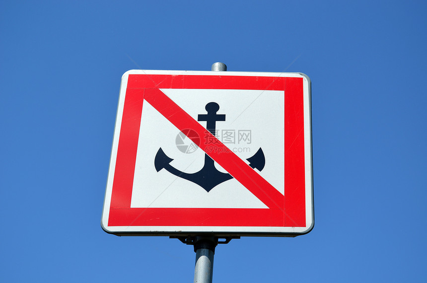 禁止船只停泊河边蓝天的航船图片