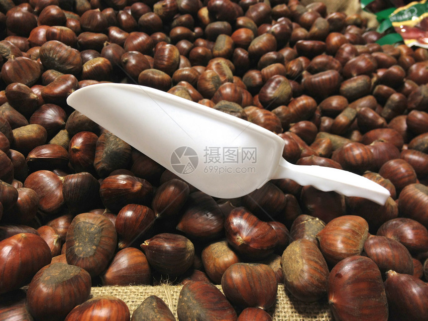 意大利箱中栗子市场宏观食物叶子饮食销售季节浆果橡木水果图片