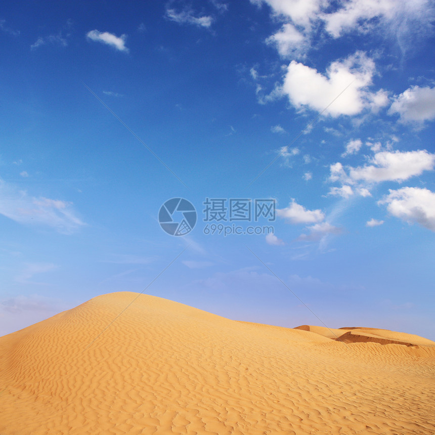 沙漠中的冒险旅游小丘荒地环境干旱旅行沙丘地形荒野图片