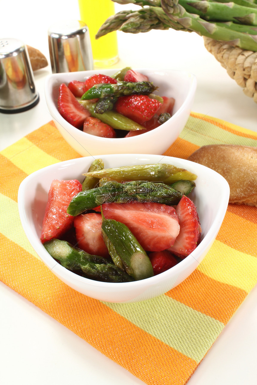 配有新鲜草莓的阿斯帕拉古沙拉收成绿色外滩蔬菜浆果红色白色烹饪季节熟食图片