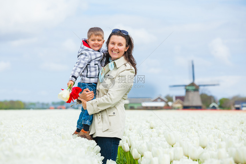 男孩和母亲在紫郁金香田图片
