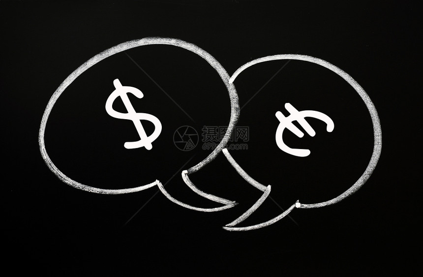 在黑板上用美元和欧元进行两个言词泡沫图片