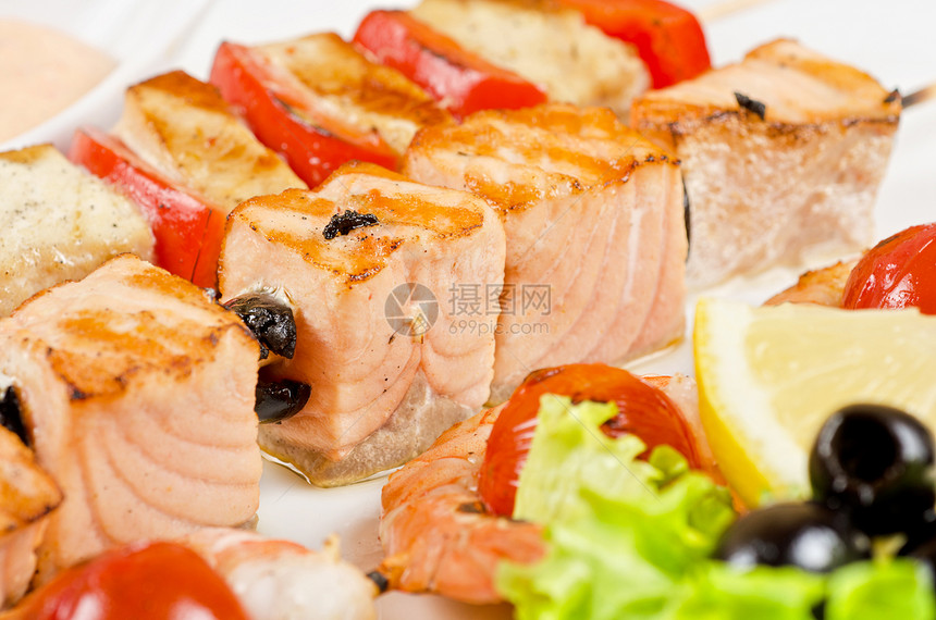 烤鲑鱼和虾海鲜美食小吃餐厅营养沙拉草药柠檬胡椒叶子图片