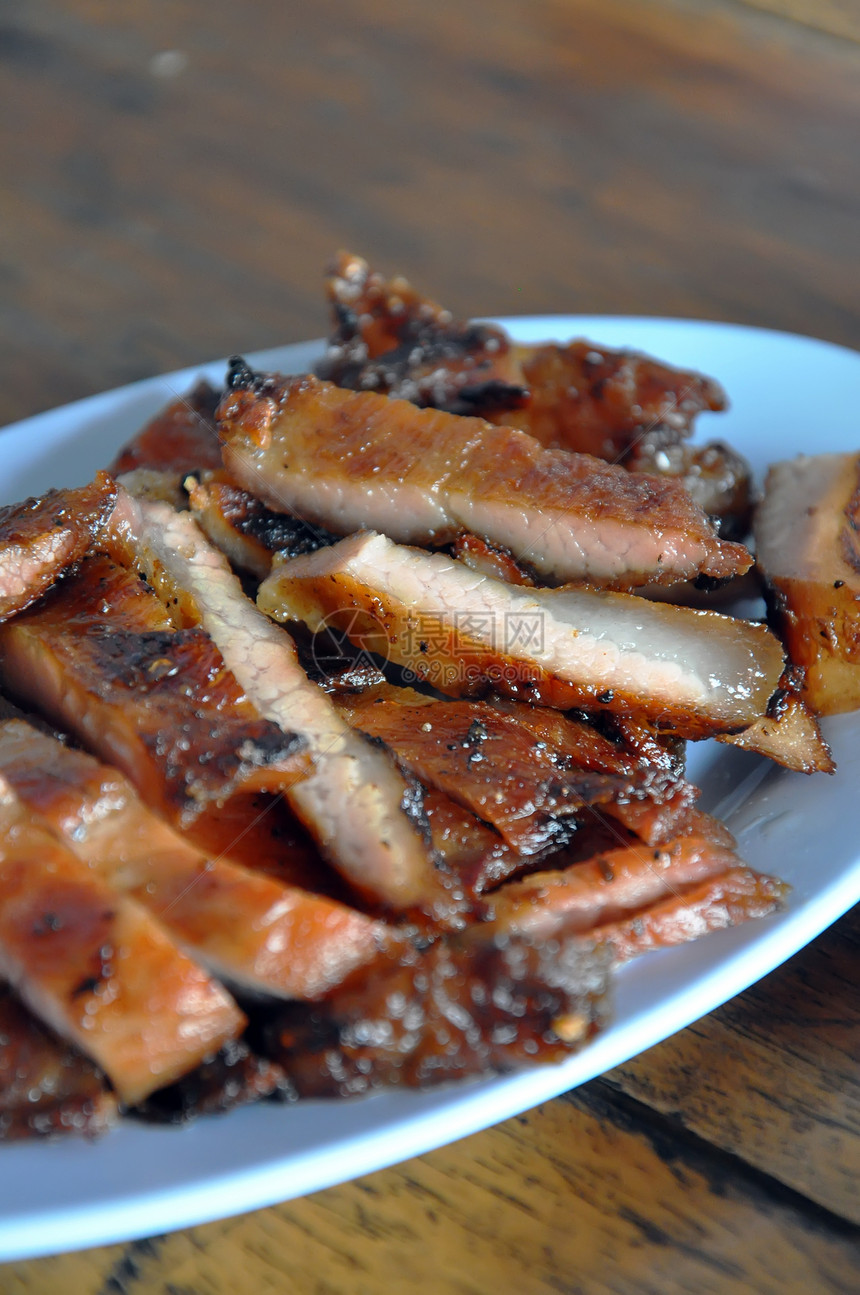 烤猪肉白色食物厨房棕色小吃盘子腰部烹饪吃饭午餐图片