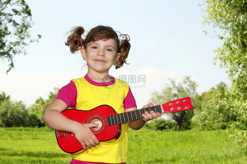 公园里有吉他的女孩图片