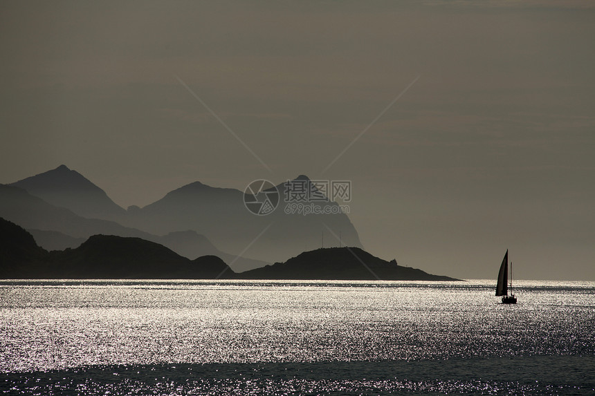 挪威的帆船山脉岩石旅行风景太阳旅游图片