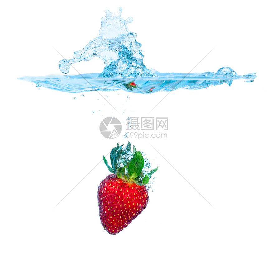 新鲜的草莓随着喷洒而掉入水中气泡水滴蓝色食物运动行动涟漪浆果水果波纹图片