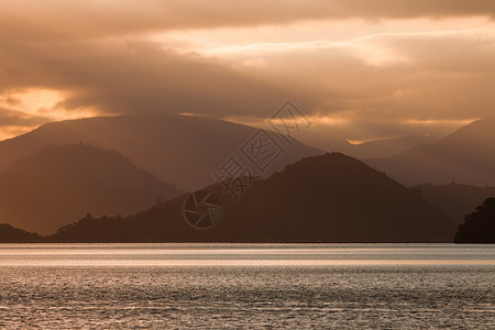 马尔堡峡湾新西兰上方的云层日落背景