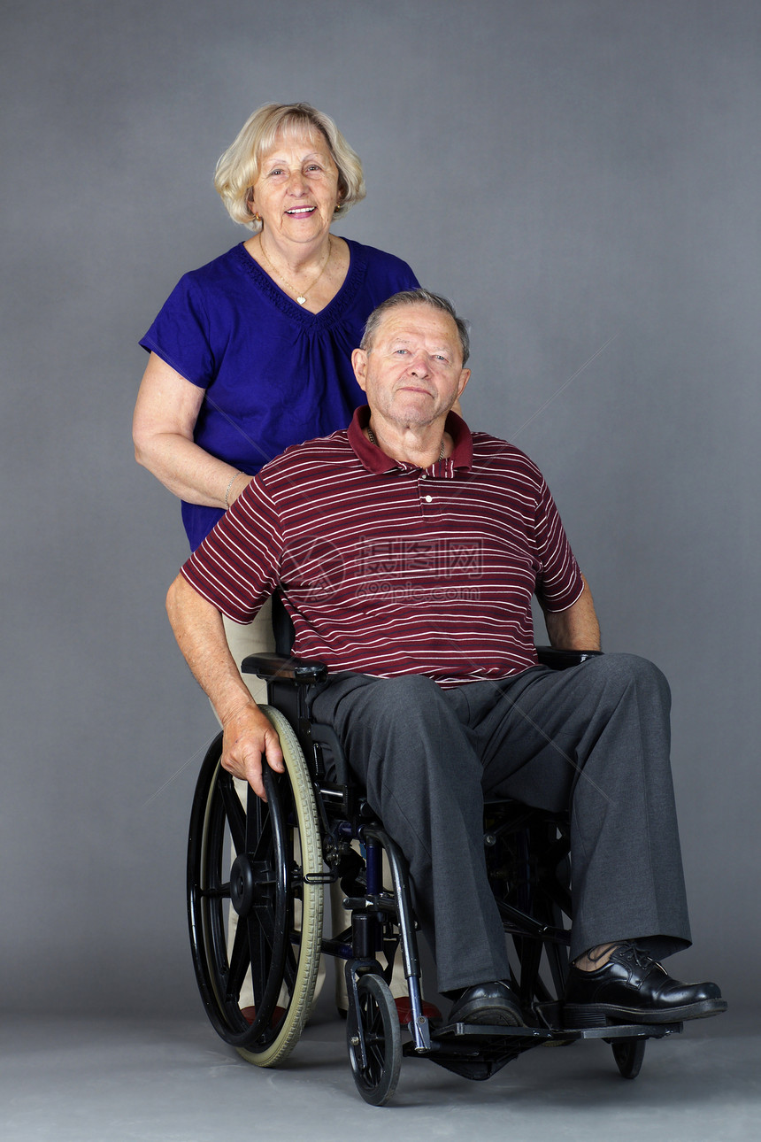 老年夫妇和男坐轮椅的男子图片