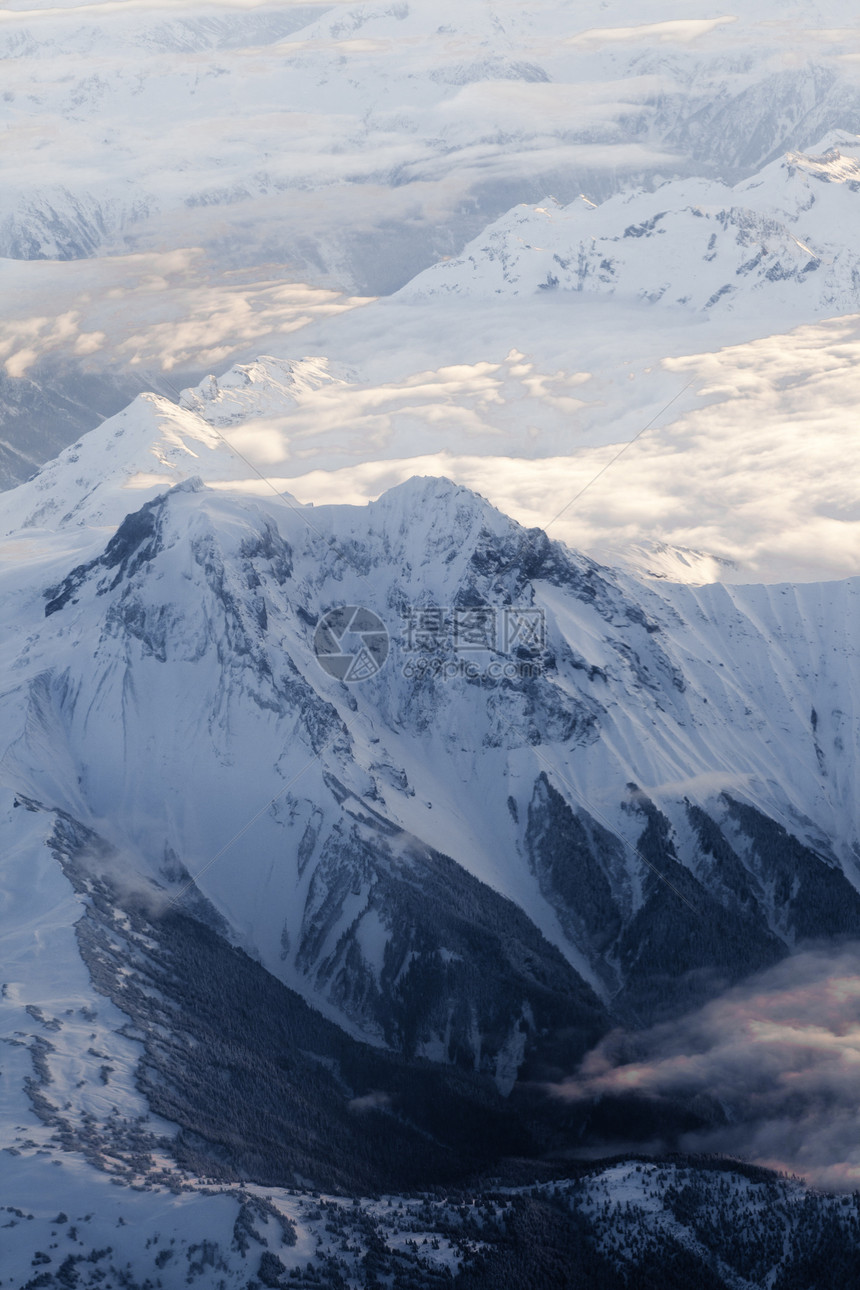 加拿大不列颠哥伦比亚BC积雪峰的空中观察旅游自由太阳滑雪荒野蓝色山脉山峰寂寞地球图片