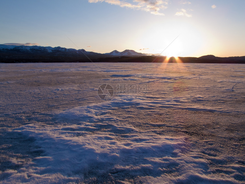 加拿大育空地区拉贝格湖冰冻湖阳光风景蓝色假期旅行荒野日落天空孤独地平线图片
