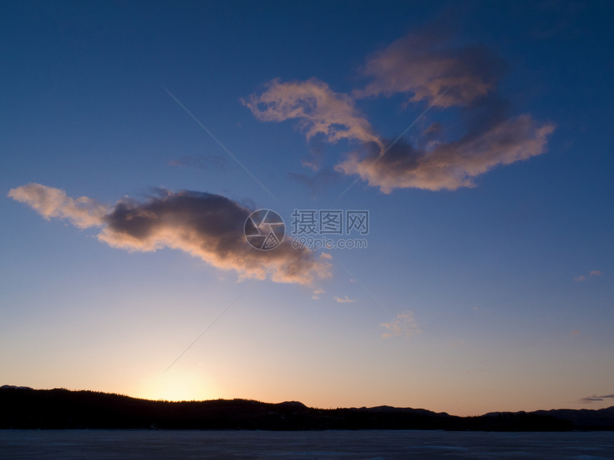 加拿大育空地区拉贝格湖冰冻湖环境情调日落旅行假期孤独仙境阳光天空荒野图片