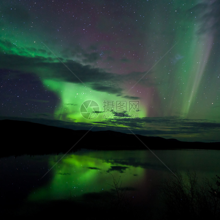 夜天星云 北极光照耀天空北极星地区白马天文学极光夜星磁场反射场地图片