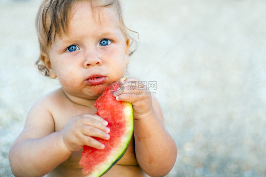 吃西瓜的婴儿水果童年幸福金发小吃饮食果汁男生食物快乐图片