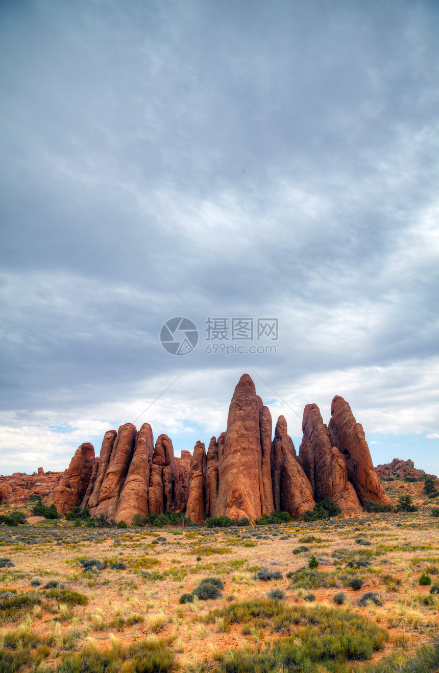 美国犹他州阿切斯国家公园风景旅行侵蚀踪迹石头编队荒野砂岩全景天空图片