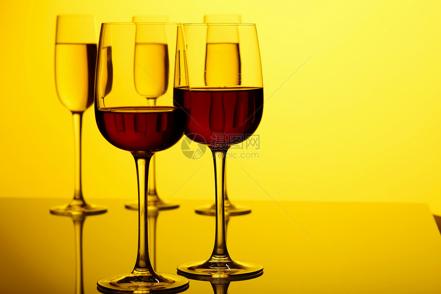 玻璃杯加葡萄酒庆典液体反射饮料餐厅纪念日周年美食食物运动图片