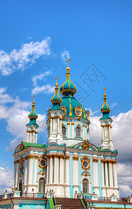 乌克兰基辅的圣安德鲁教堂公园胡同金子建筑学教会长椅旅行寺庙圆顶宗教背景图片