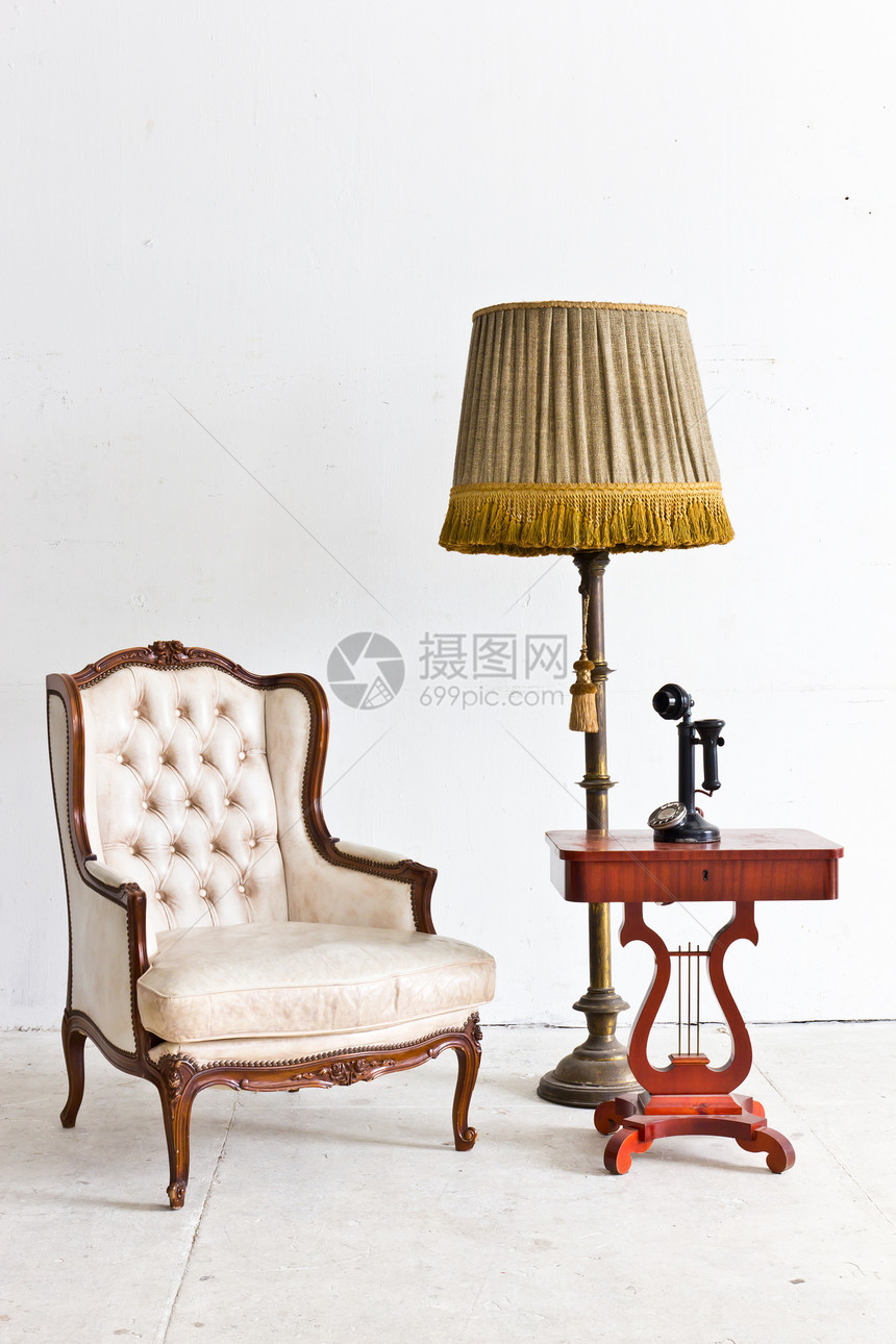 白色房间的老式豪华手椅电话技术插图衣服雕刻扶手椅家具蓝色奢华装饰图片