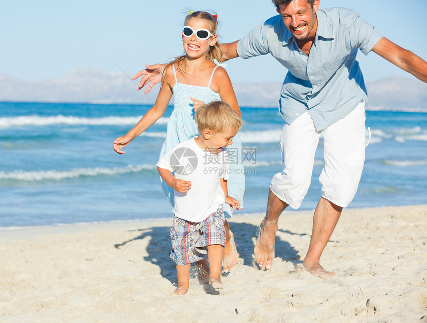 热带海滩上幸福家庭喜悦女性女孩男生婴儿海洋女儿父母海岸线享受图片