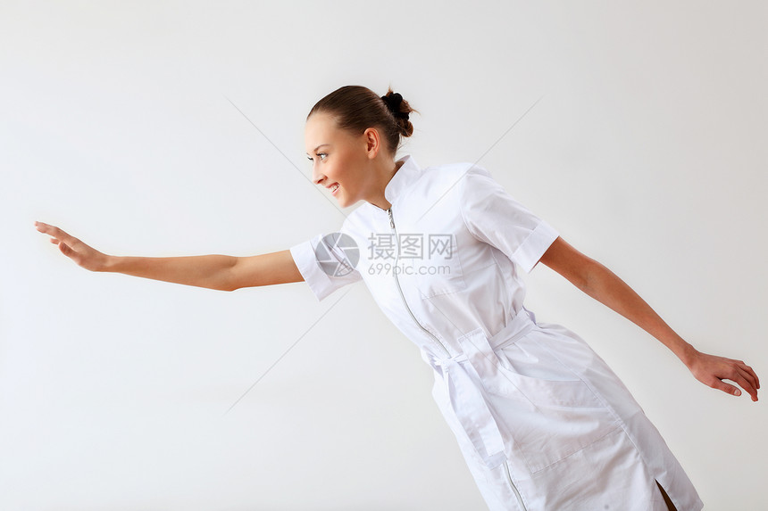 穿白制服的年轻女医生微笑职业护士从业者幸福外科工作外套女士工人图片