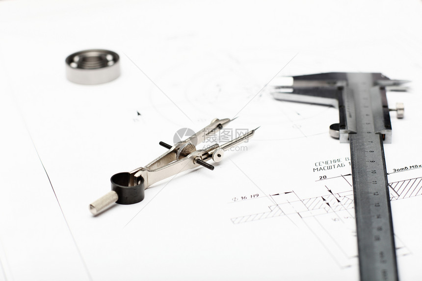 附有草图的工具和文件计算机扳手测量螺丝刀金属木头蓝图办公室工程师技术图片