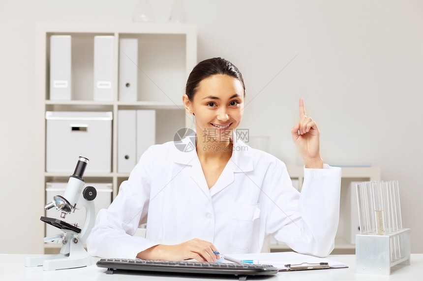 穿白制服的年轻女医生职业外套医师女性从业者外科专家幸福工人临床图片