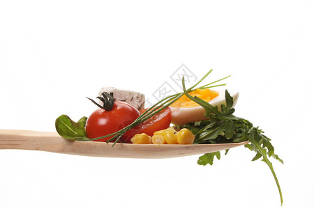 汤匙上的沙律生活水果蔬菜作品饮食多样性白色背景图片
