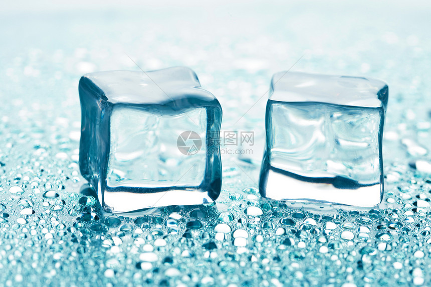 融化的冰块环境冻结立方体液体调子蓝色水分反射冰箱图片