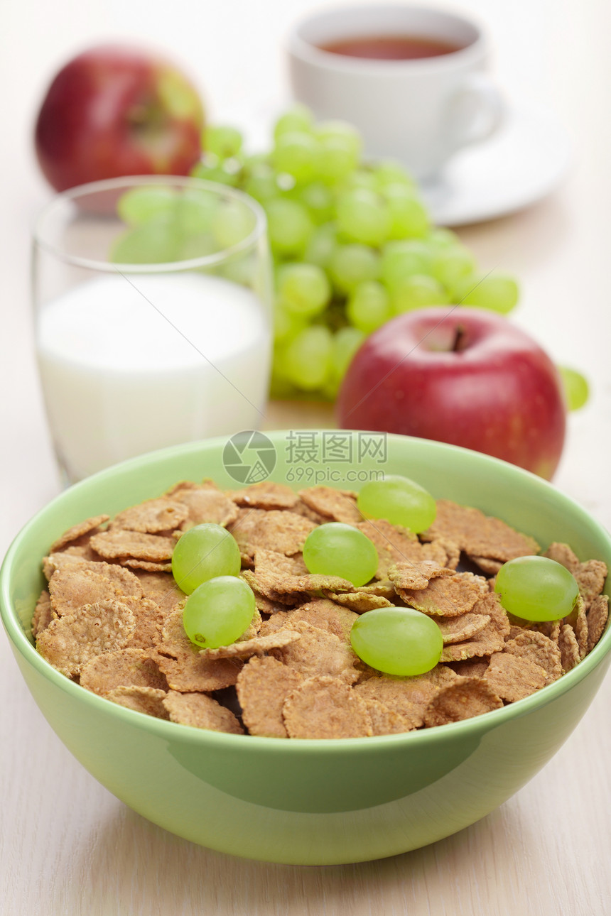 带葡萄的玉米花节食玉米谷物瓶子早餐水果薄片牛奶甜点食物图片