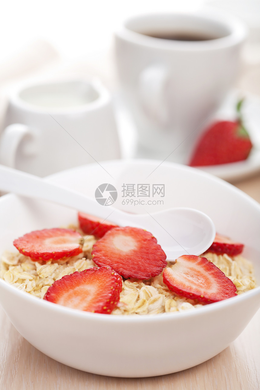 加新鲜草莓的粥咖啡杯子饮料稀饭营养奶制品甜点水果麦片勺子图片