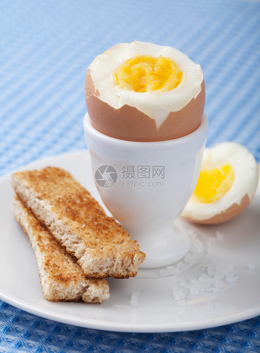 蛋杯中的煮鸡蛋黄色美食棕色产品杂货食物白色面包早餐盘子图片