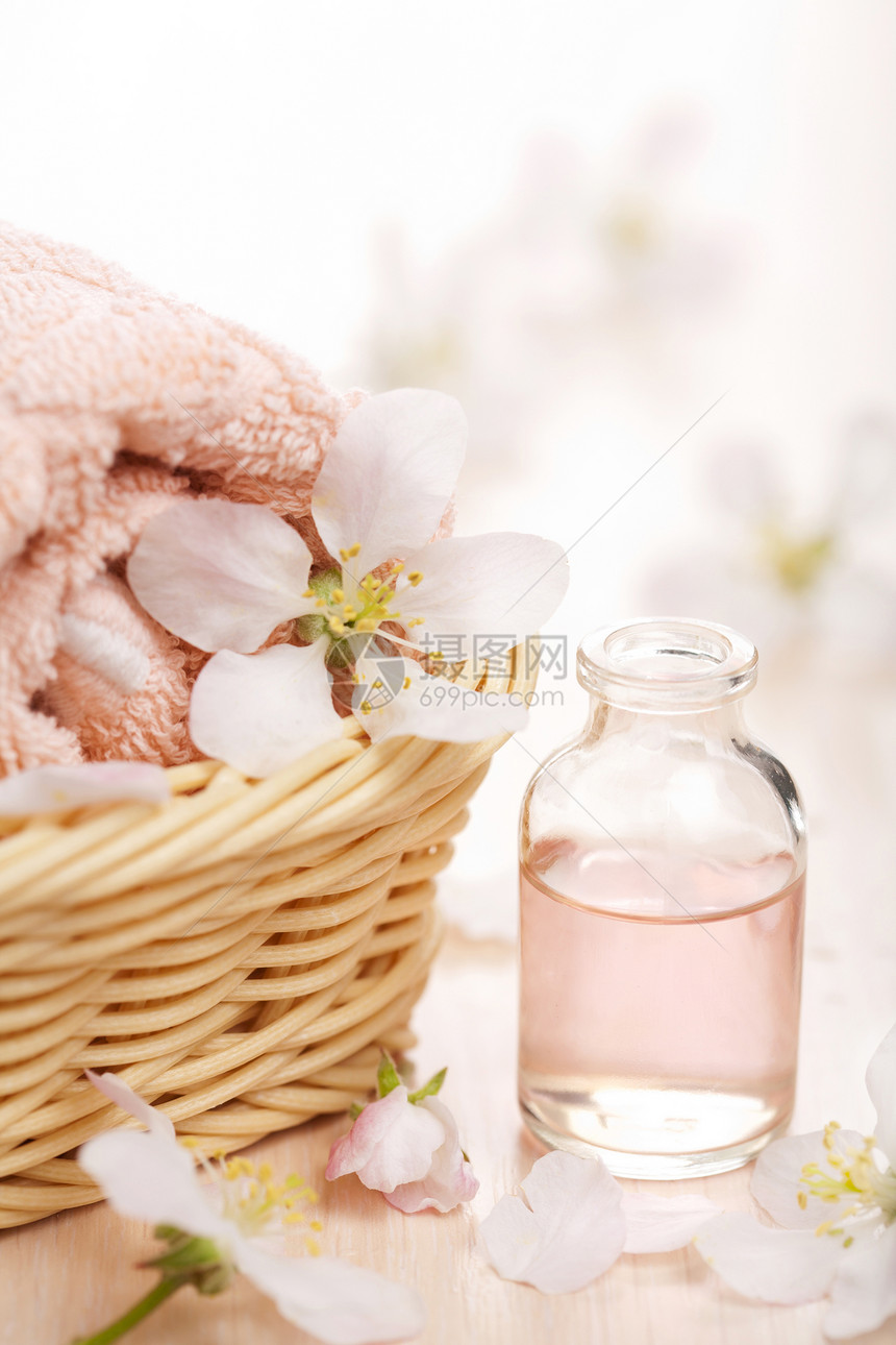 温泉和香水奢华皮肤治疗沙龙化妆品瓶子疗法卫生芳香毛巾图片