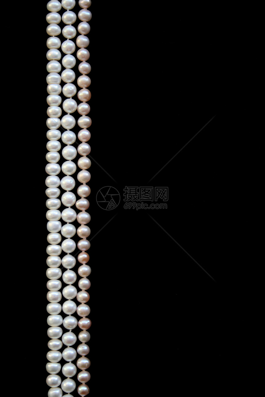 黑色丝绸上的白珍珠和粉红珍珠象牙细绳首饰婚礼展示白色宝藏奢华光泽度礼物图片