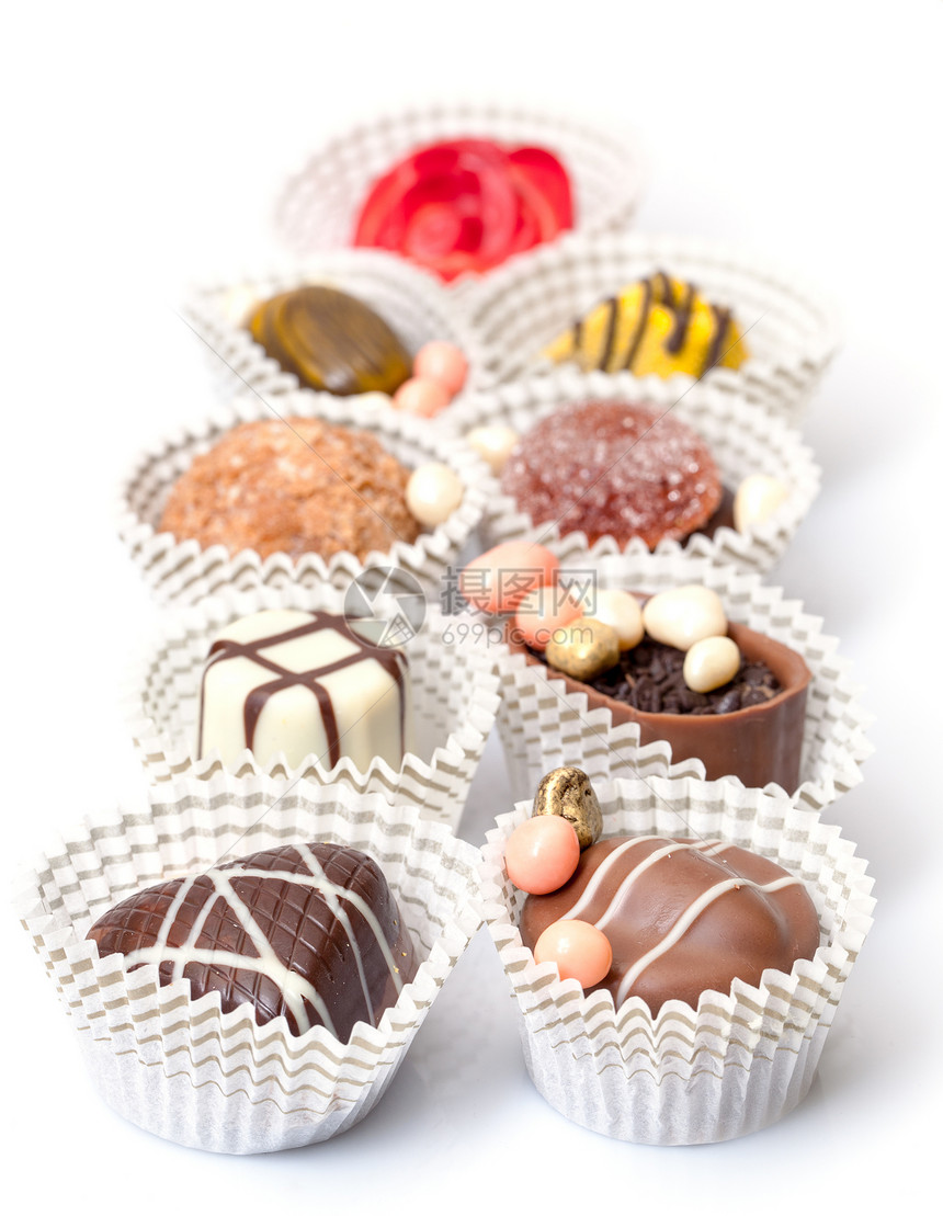 纸篮中各种巧克力糖果Name甜点收藏手工篮子小吃美食质量礼物展示棕色图片