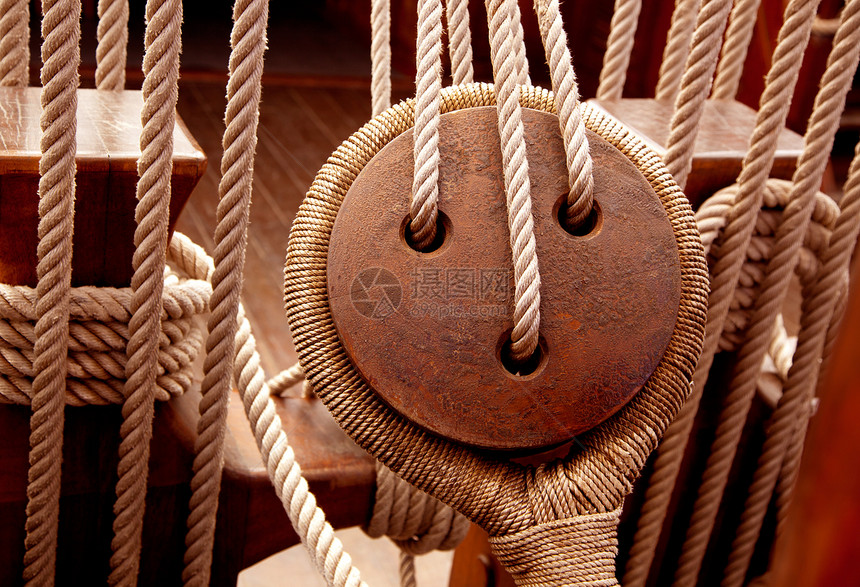 古老的木帆船滑轮和绳索港口索具木头钻机运输环形海军桅杆电缆血管图片