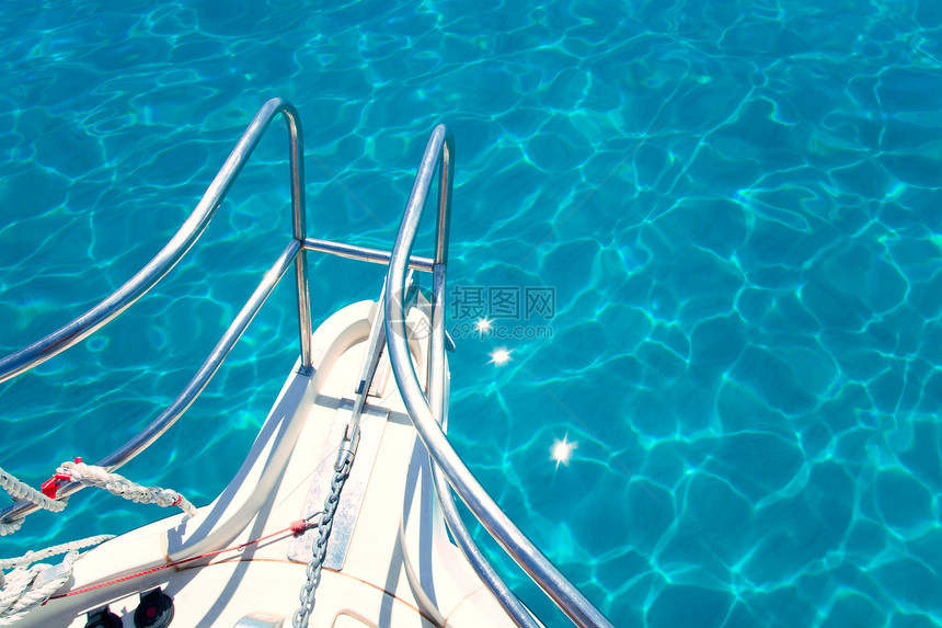 来自船弓的巴利阿里蓝色清洁绿宝石水海滩闲暇运动奢华太阳旅行假期热带运输娱乐图片