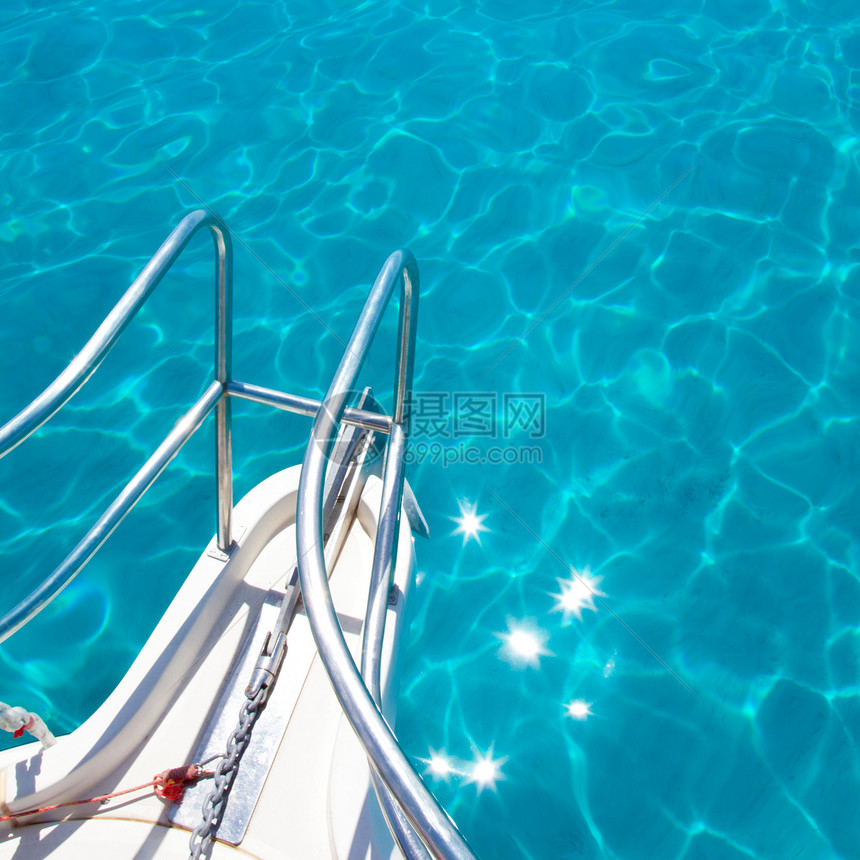 来自船弓的巴利阿里蓝色清洁绿宝石水运输闲暇奢华海滩热带反射栏杆娱乐旅行运动图片