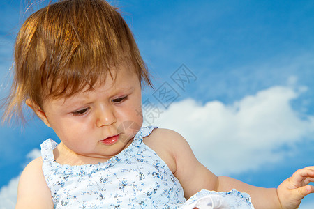 女婴婴儿青年注意力天空蓝色背景图片