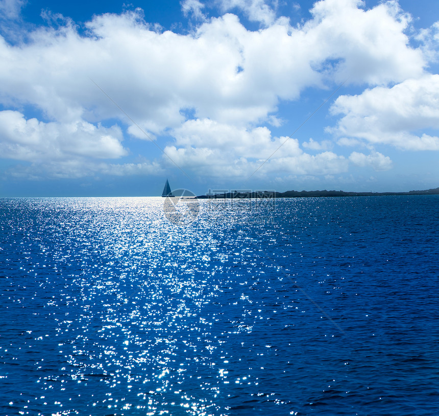 海滩的Formentera日落藻类胰岛反射蓝色波浪太阳旅行假期天堂天空图片