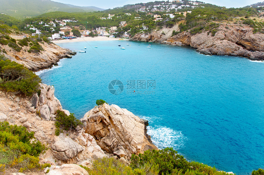 伊比萨岛的观光旅行晴天天堂假期海岸小岛石头海滩蓝色图片