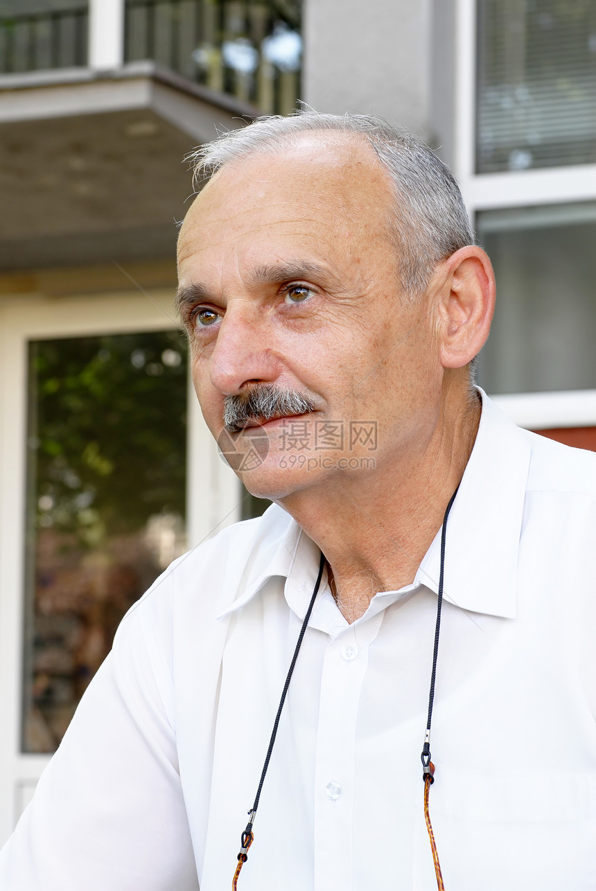 人画像成人男人男性祖父母退休老年衬衫沉思灰色头发图片