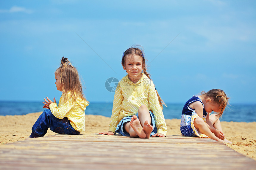 儿童朋友们友谊衣服闲暇团体家庭孩子们游戏赤脚海滩图片