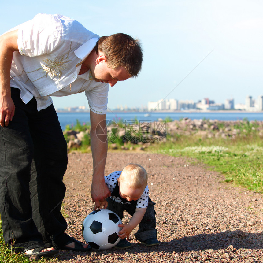 家庭足球父亲学习父母男生农村爸爸游戏乐趣场地男人图片