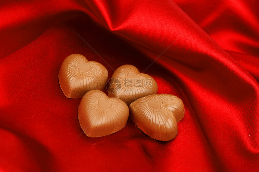 红沙子上的糖果心织物甜点金子盒子庆典丝带奢华巧克力展示标签图片