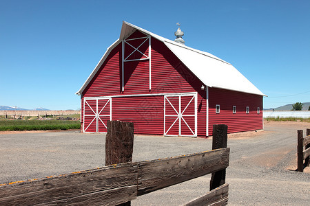 红色栅栏新的谷仓和栅栏背景