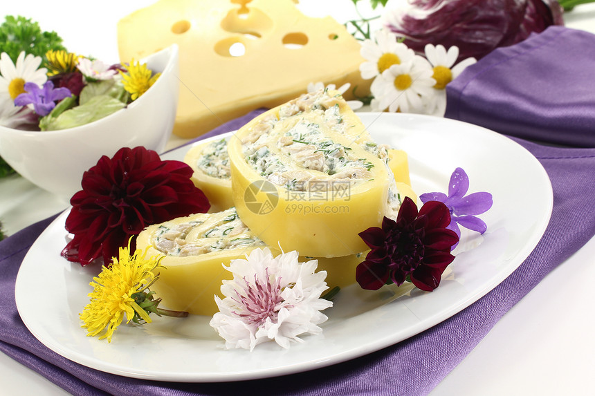 奶酪卷和野生草药沙拉图片