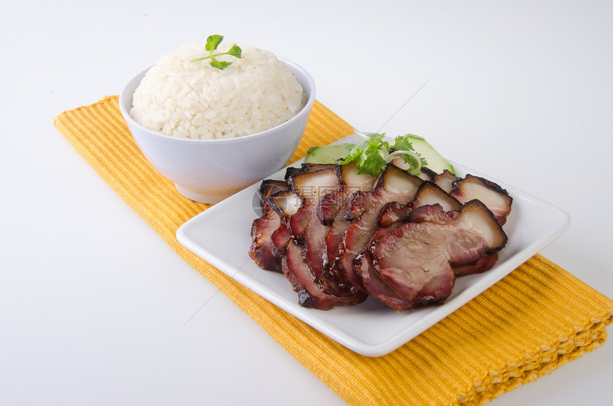 BBQ Pork和Crispy Pork与赖斯盘子食谱猪肉照片食物餐厅营养午餐蔬菜美食图片