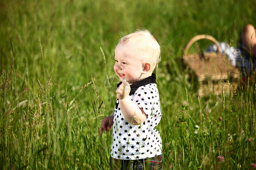 青草中的男孩草地微笑孩子婴儿喜悦眼睛乐趣儿子天空幸福图片