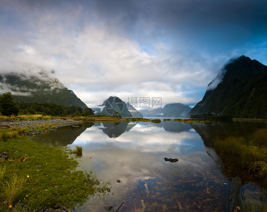 日出时密尔福德多云的早晨声音地标薄雾全景风景悬崖峡湾场景公园蓝色旅游图片